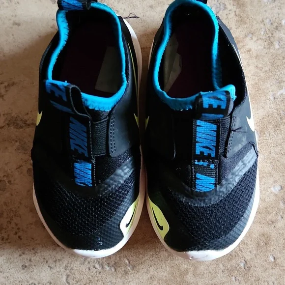 Nike boys black with yellow swoosh shoes size 7 - Picture 2 of 10